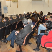 Estavam presentes autoridades municipais, representantes da comunidade e funcionários da Corsan